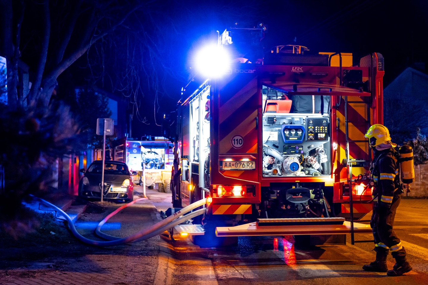 Hasiči zasahovali pri požiari strechy rodinného domu v Pezinku